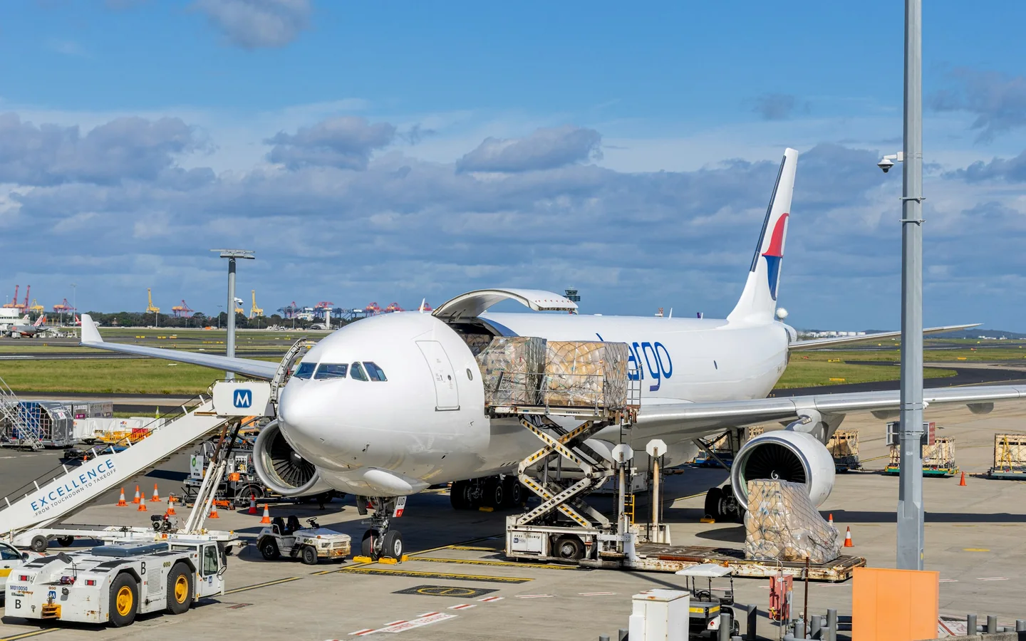 国际机场货运飞机正在装载航空货物